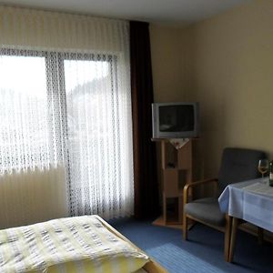 Zimmer mit Kingsize-Bett